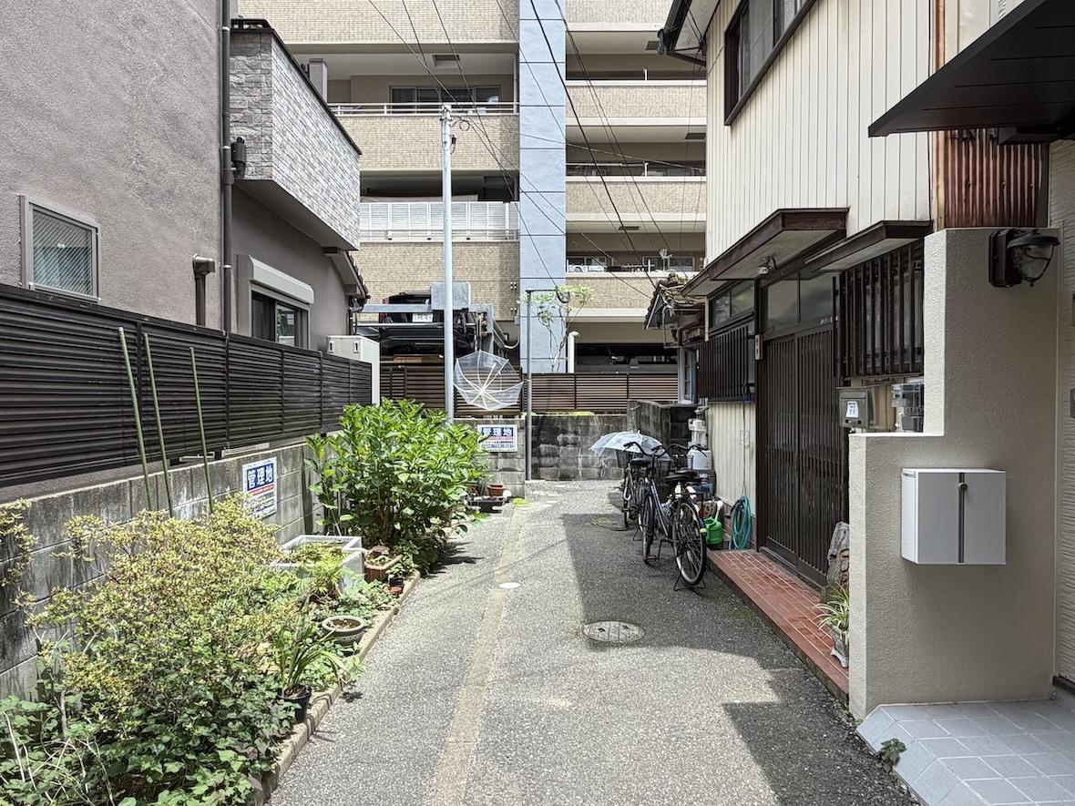 福岡市中央区荒戸の賃貸物件/建物前は共有の私道です。