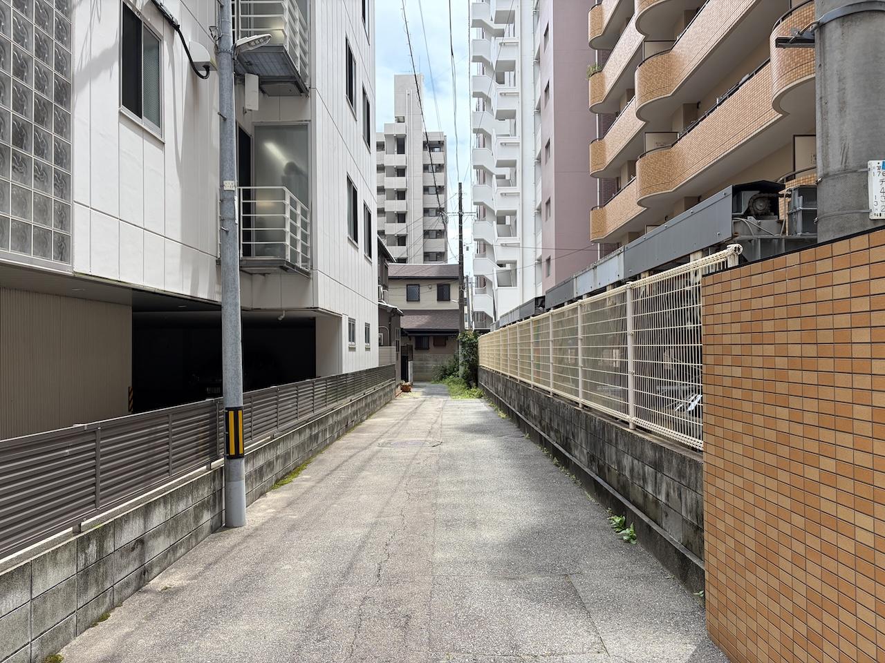 福岡市中央区荒戸の賃貸物件/ここを奥に進むと物件があります。