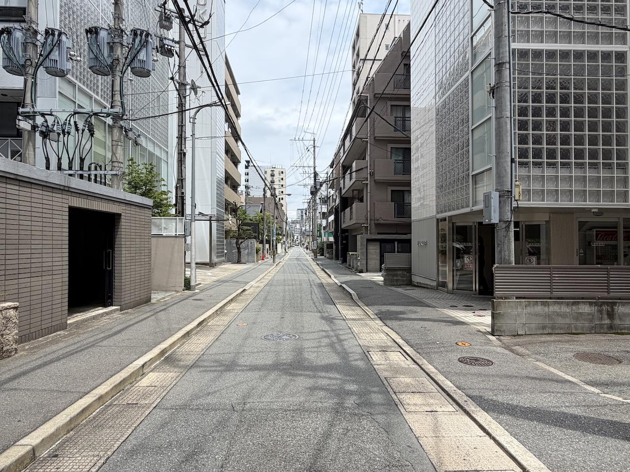 福岡市中央区荒戸の賃貸物件/通りはこんな感じ。美容専門学校のすぐそばです。