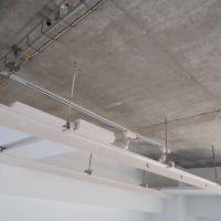 福岡市中央区赤坂の賃貸物件/コンクリート躯体の梁下に沿って、CT形鋼を等間隔に設置。作品の乾燥棚や作業用照明、素材の保管スペースとして使えるほか、植栽やハンモック、モビールなどを吊るすこともできます。