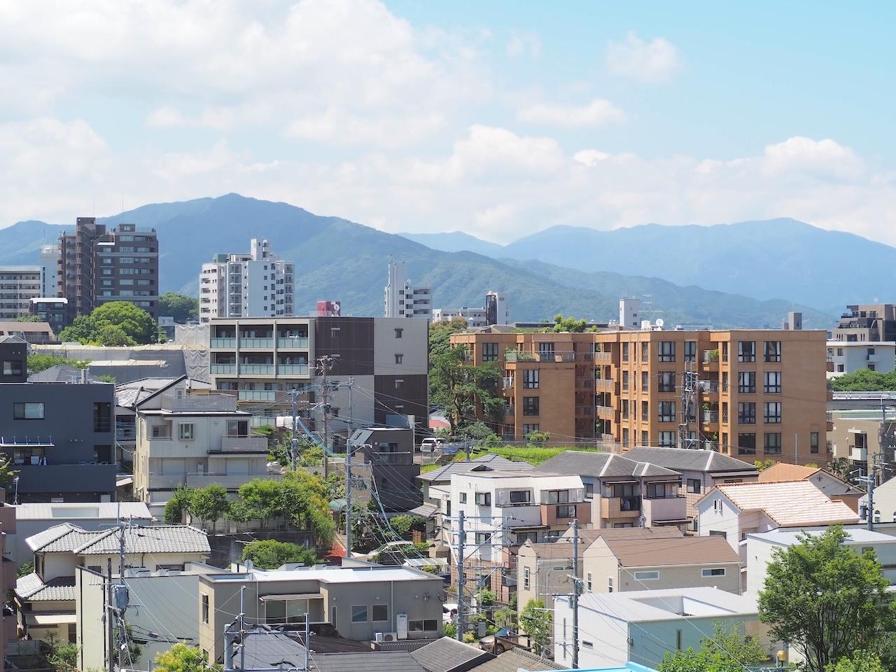 福岡市中央区赤坂の賃貸物件/遠くには油山の姿も。