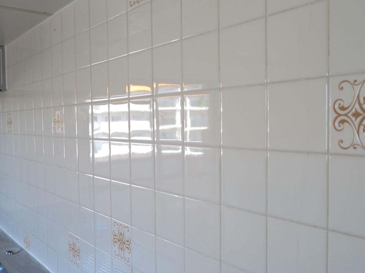 福岡市中央区赤坂の賃貸物件/なんとなく可愛いとオーナーもそのまま使用されているキッチンのタイル。