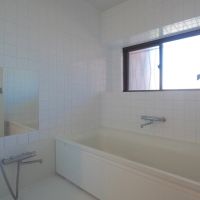 福岡市中央区赤坂の賃貸物件/広いバスルームは窓付き。