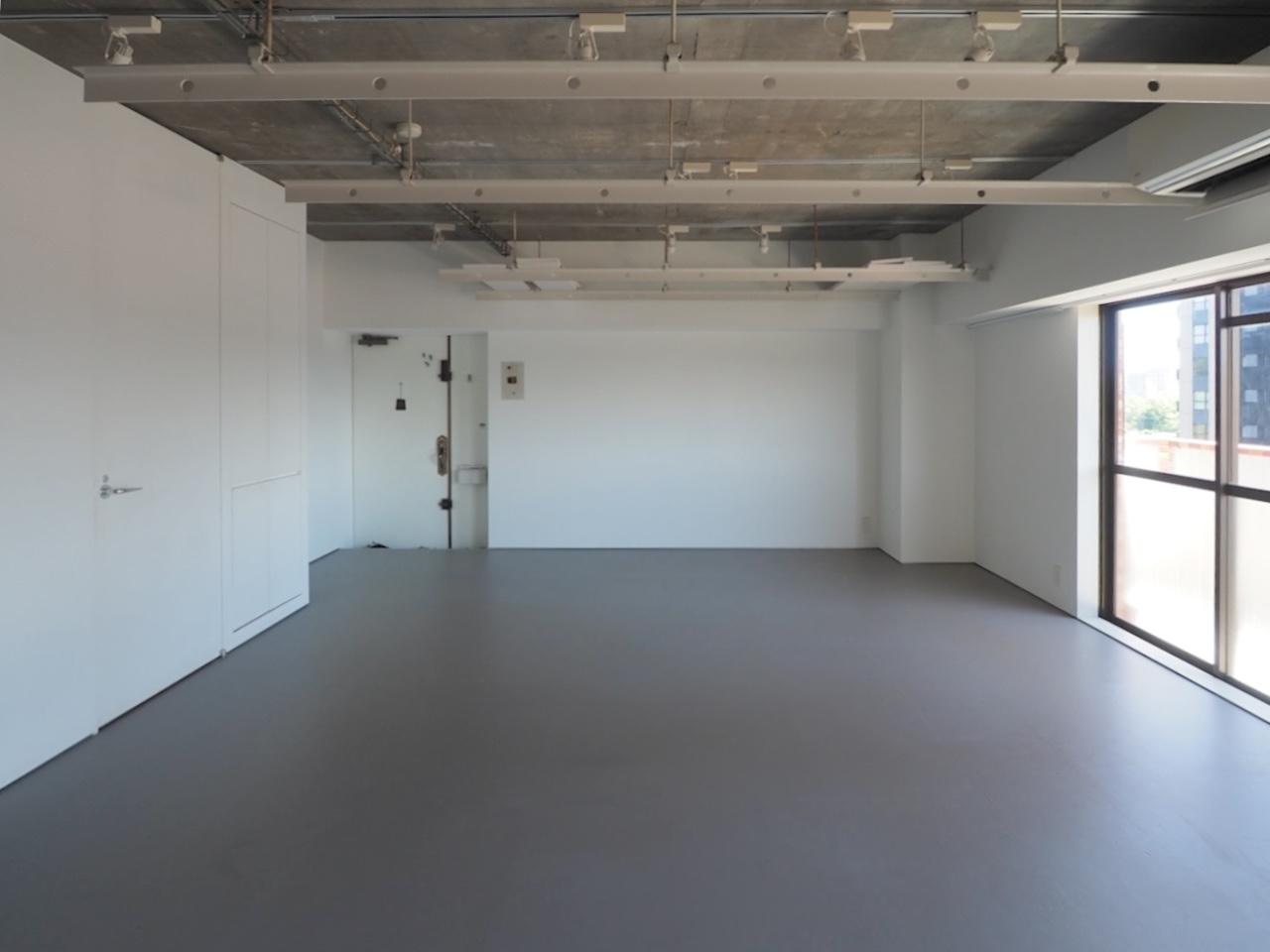 福岡市中央区赤坂の賃貸物件/奥の扉が玄関です。すぐに広がるのがこの空間。