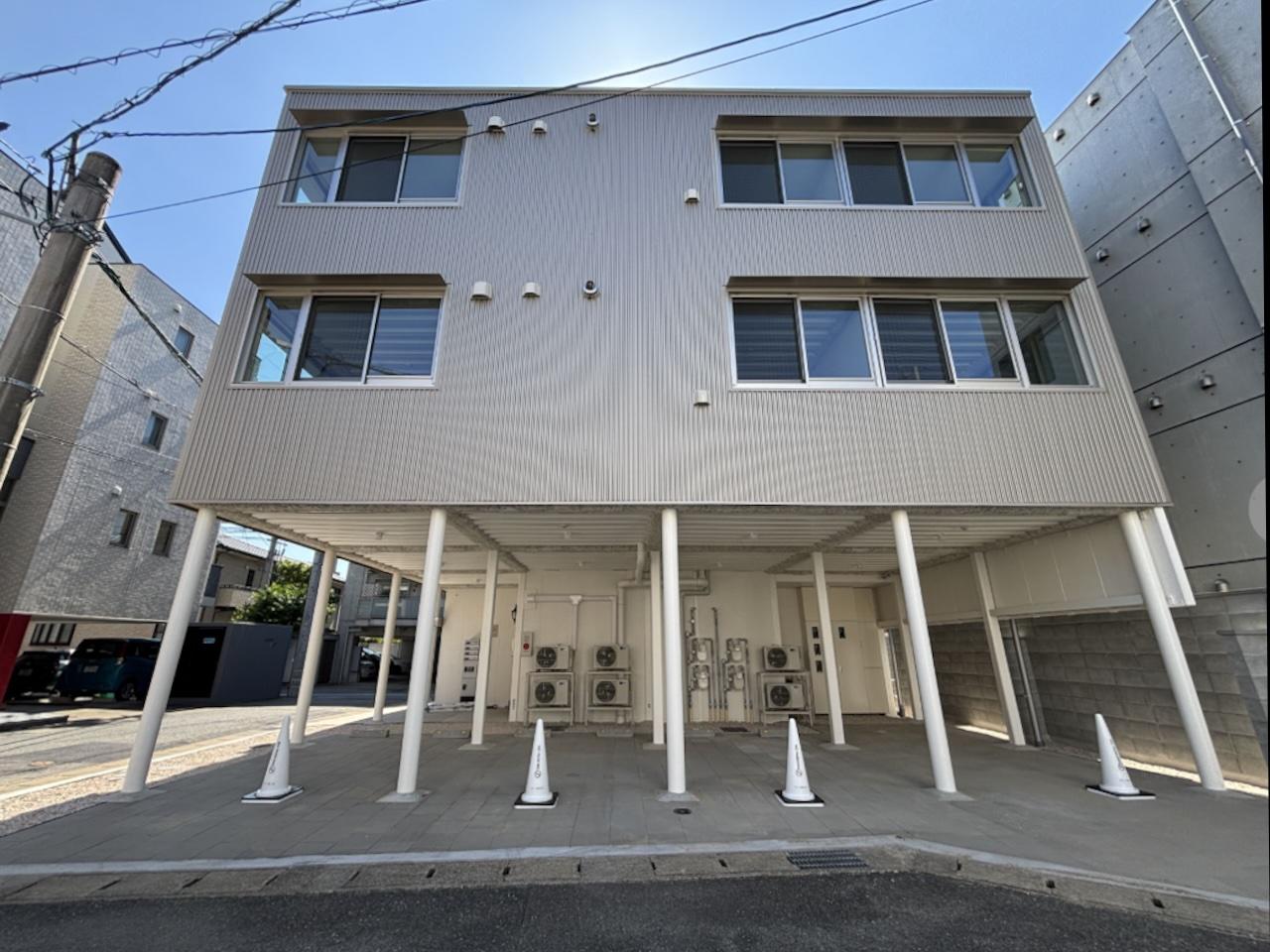 福岡市中央区唐人町の賃貸物件/建物裏には駐車場も。1台24,200円。