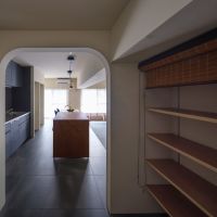 福岡市中央区草香江の売買物件/玄関からダイニングまでは、濃い色の磁器タイル。入った瞬間、空間がきゅっと締まります。
