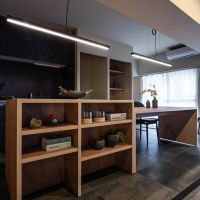 福岡市中央区草香江の売買物件/赤みのあるラワン合板の大きな造作家具。ダイニングテーブルであり、デスクであり、収納でもある。いくつもの役割が、このひとつにまとめられています。