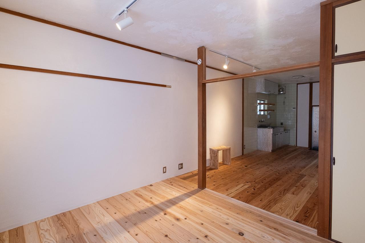 福岡市南区多賀の賃貸物件/床板の向きを変えるだけで、空間に動きが生まれます。細かな工夫ですが、部屋の印象を大きく変えてくれています。