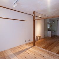 福岡市南区多賀の賃貸物件/床板の向きを変えるだけで、空間に動きが生まれます。細かな工夫ですが、部屋の印象を大きく変えてくれています。