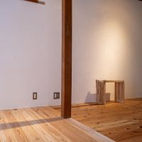 福岡市南区多賀の賃貸物件/床は貼る向きと仕上げを使い分けています。水まわりは亜麻仁油仕上げ、窓側はあえて無塗装。同じ杉でも、色味や質感の違いが楽しめます。