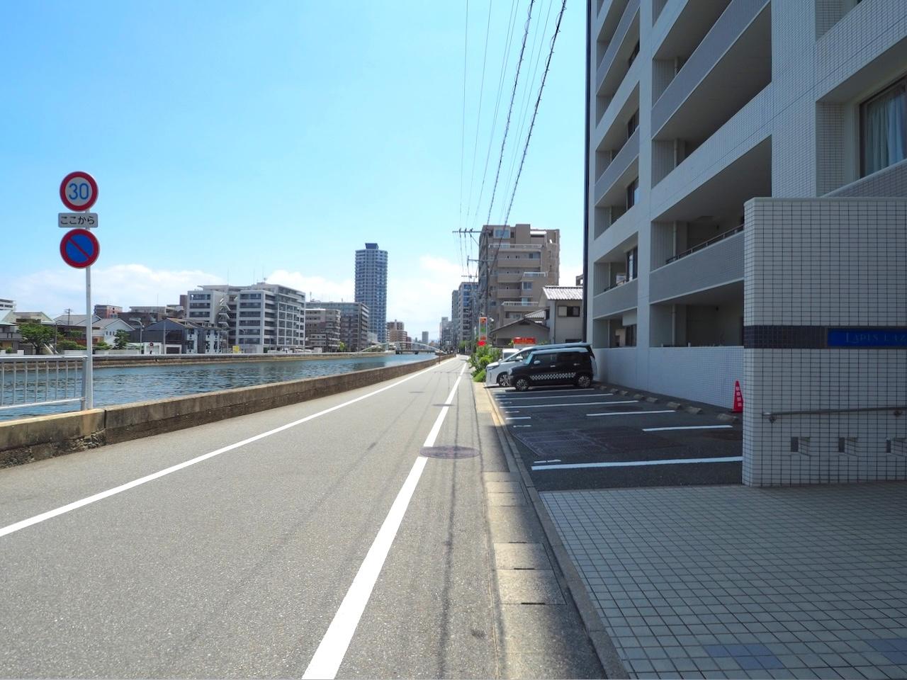 福岡市早良区西新の賃貸物件/駐車場は平置き。