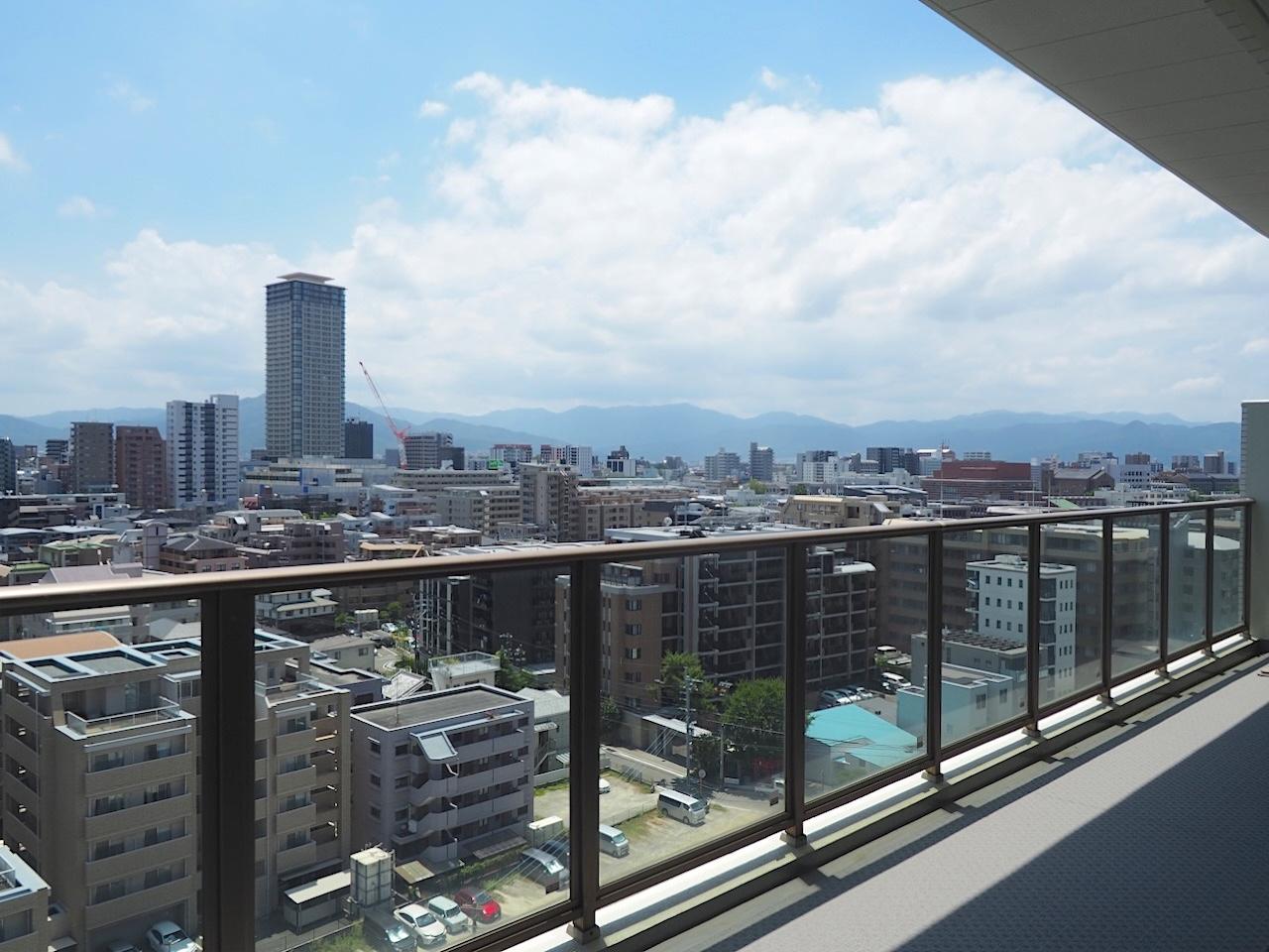 福岡市早良区西新の賃貸物件/バルコニー柵のガラスが透明のためかの開放感。