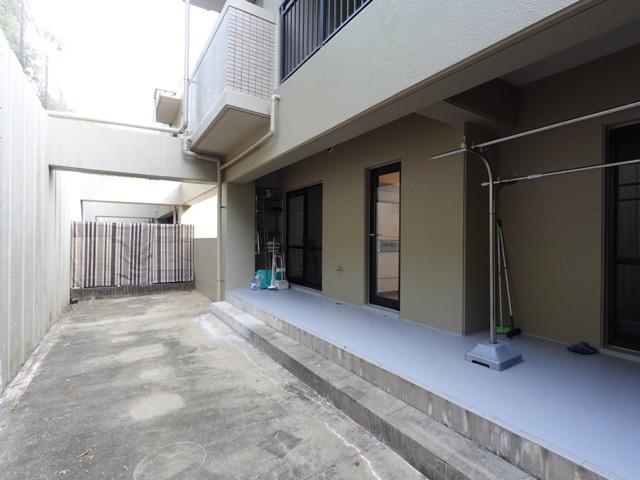 福岡市西区生の松原の売買物件/斜面に建っているため、お庭感覚で使える広々としたテラスもあります。