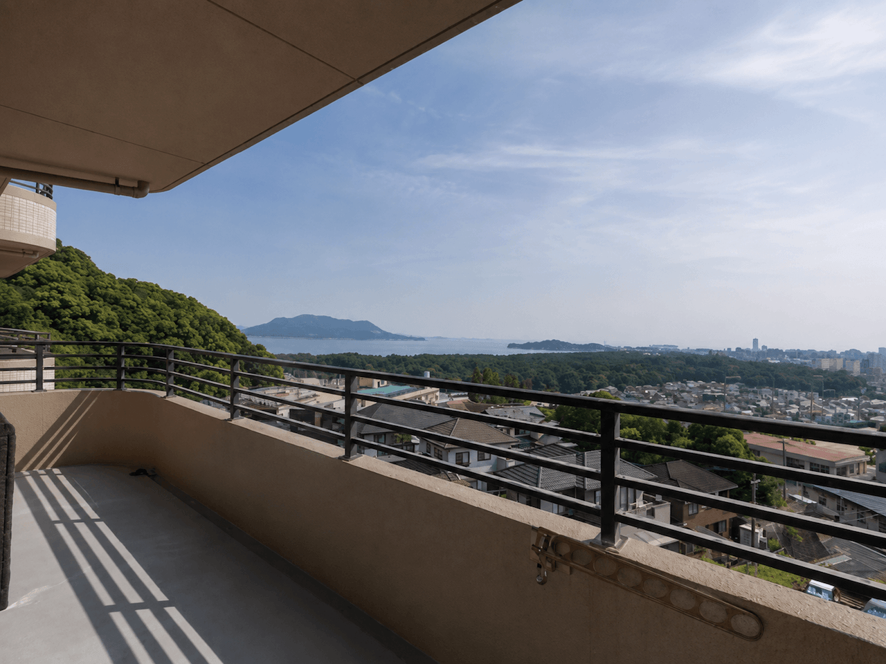福岡市西区生の松原の売買物件/奥行きのあるロングバルコニー。