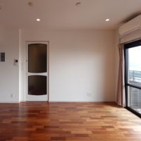 福岡市西区生の松原の売買物件/マホガニーの床が印象的な、温かみのあるリビング。