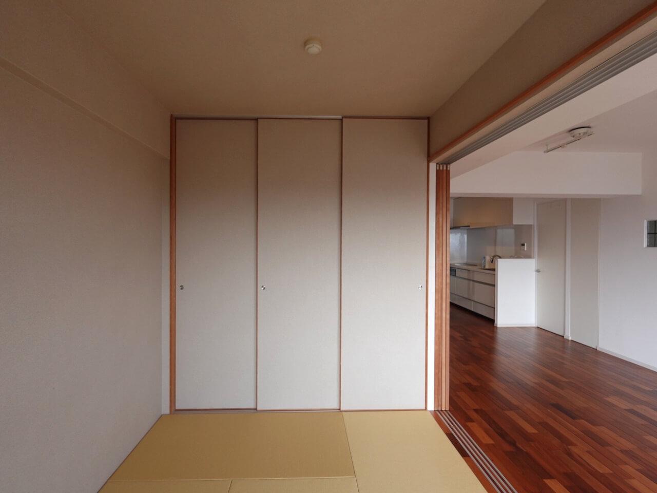 福岡市西区生の松原の売買物件/高さのある建具のおかげで、和室もどこかモダンな雰囲気。
