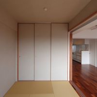 福岡市西区生の松原の売買物件/高さのある建具のおかげで、和室もどこかモダンな雰囲気。