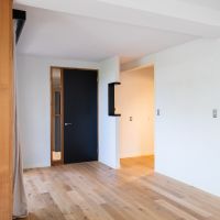 福岡市中央区平尾の売買物件/黒いドアと、この間仕切り。このエッジの効かせ方がうまい。
