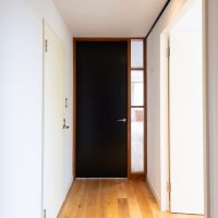 福岡市中央区平尾の売買物件/黒いドアの横はFIXガラス。ちらりと向こうの様子が見えて、圧迫感がありません。