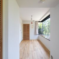福岡市中央区平尾の売買物件/こちらも、無垢床。ルーバー扉が、ほどよい抜け感。