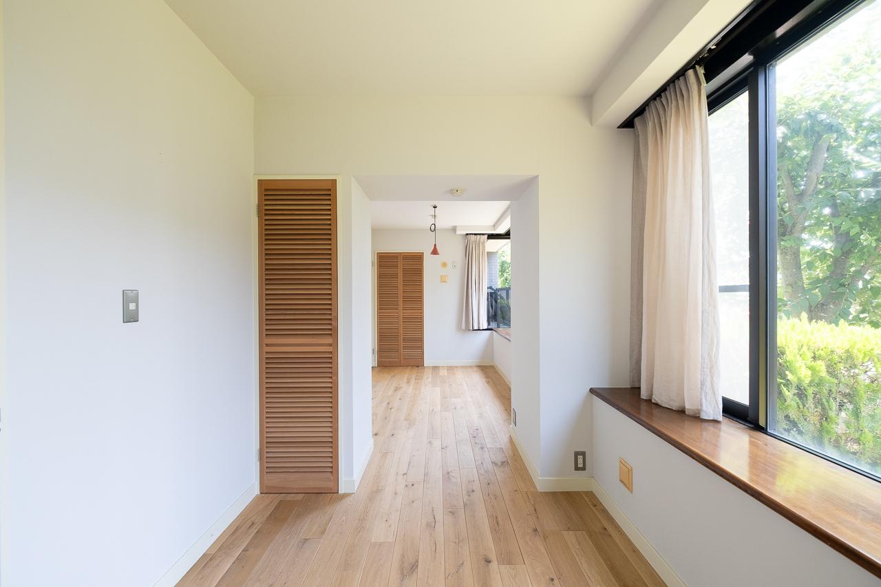 福岡市中央区平尾の売買物件/もともとは2部屋だった洋室を、ひとつの大きな空間に。両端にドアが残っています。将来、間仕切りをつくって2部屋として使うこともできます。