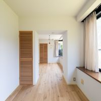 福岡市中央区平尾の売買物件/もともとは2部屋だった洋室を、ひとつの大きな空間に。両端にドアが残っています。将来、間仕切りをつくって2部屋として使うこともできます。