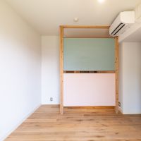 福岡市中央区平尾の売買物件/ピンクとグリーンの壁の奥には、収納スペース。