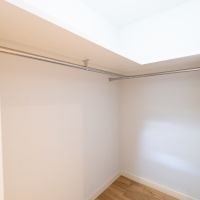 福岡市中央区平尾の売買物件/ハンガーパイプも2面。たっぷり収納できます。