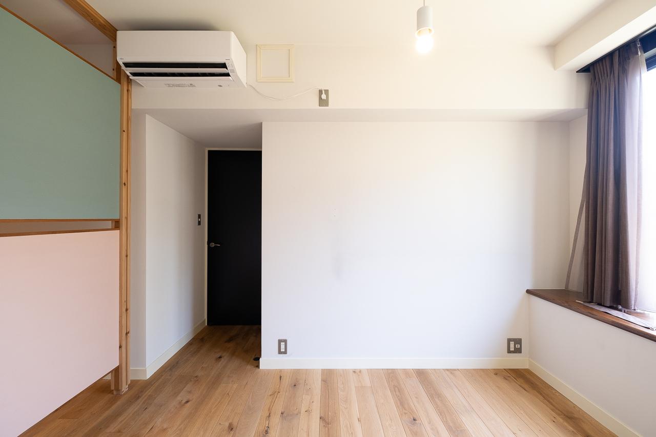 福岡市中央区平尾の売買物件/ピンクとグリーンの間仕切りを外せば、もっと広い一部屋として使うことも。
