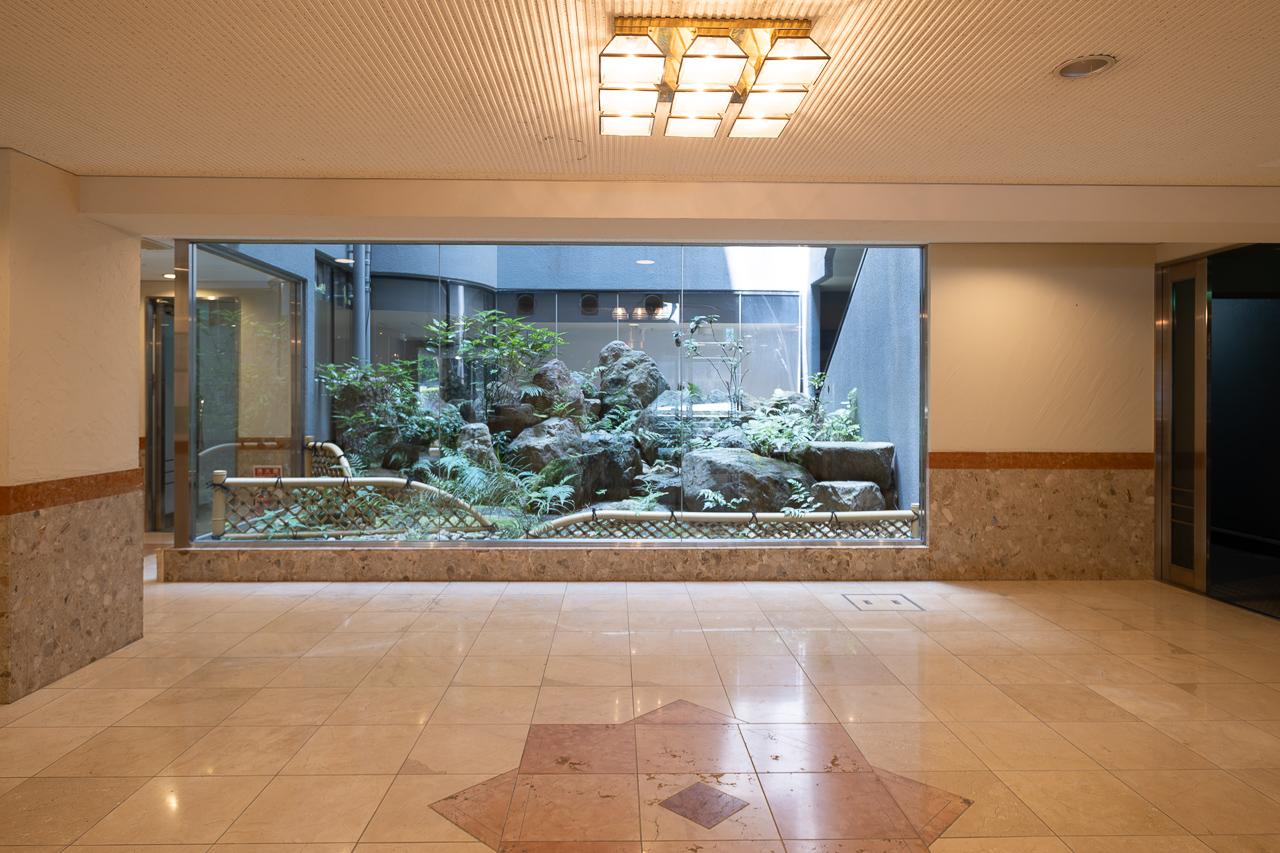 福岡市中央区平尾の売買物件/エントランスから眺める植栽もきれいに手入れされています。