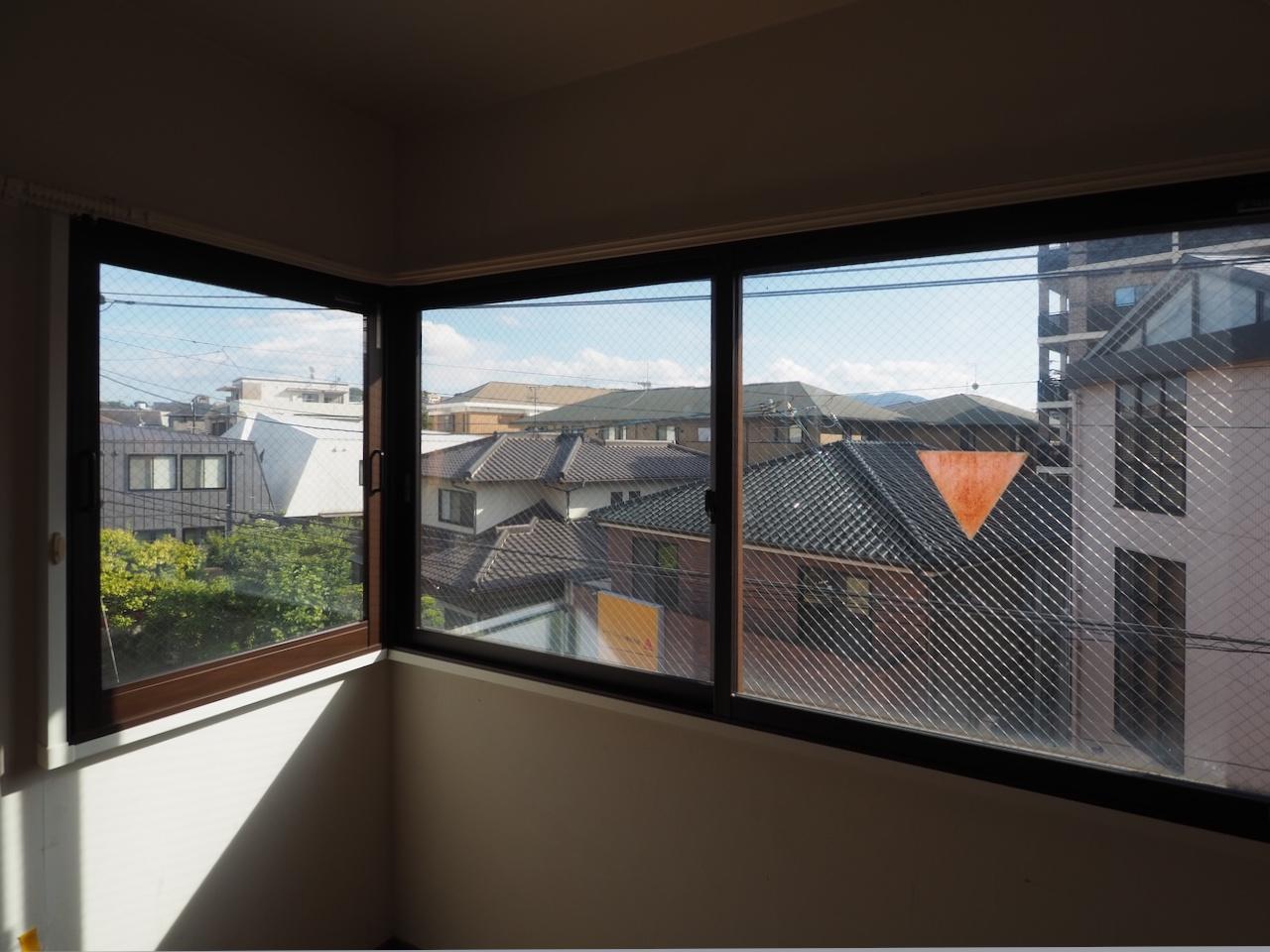 福岡市南区高宮の賃貸物件/L字の窓。