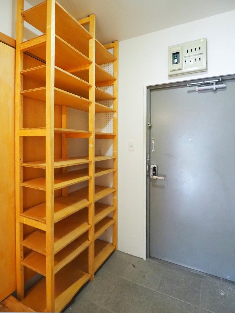 福岡市南区高宮の賃貸物件/玄関入ってすぐの、下足箱の存在感。