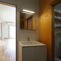 福岡市南区高宮の賃貸物件/洗面台。鏡向かって右は有孔ボード。
