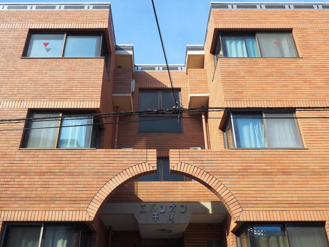 福岡市南区高宮の賃貸物件/エントランスから見上げると絵になる造形。