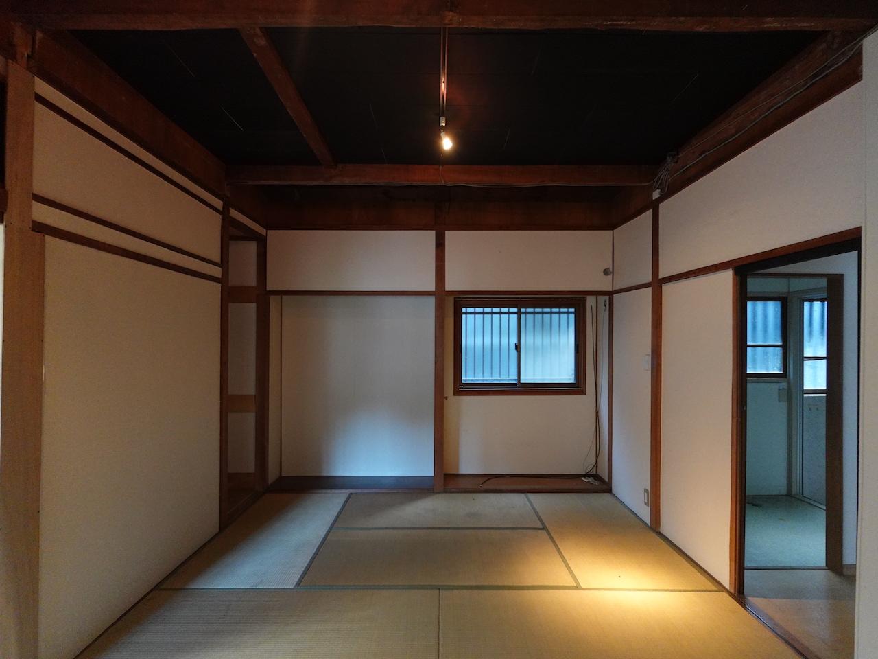 福岡市中央区桜坂の賃貸物件/天井は古民家らしい柱が残っています。