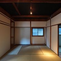 福岡市中央区桜坂の賃貸物件/天井は古民家らしい柱が残っています。