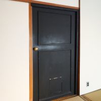 福岡市中央区桜坂の賃貸物件/ドアには、ネコちゃんが行き来できる小さな出入り口も。