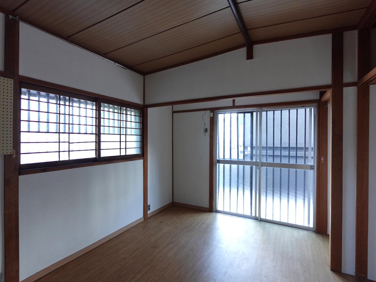 福岡市中央区桜坂の賃貸物件/2階は洋室。窓が多く明るい。