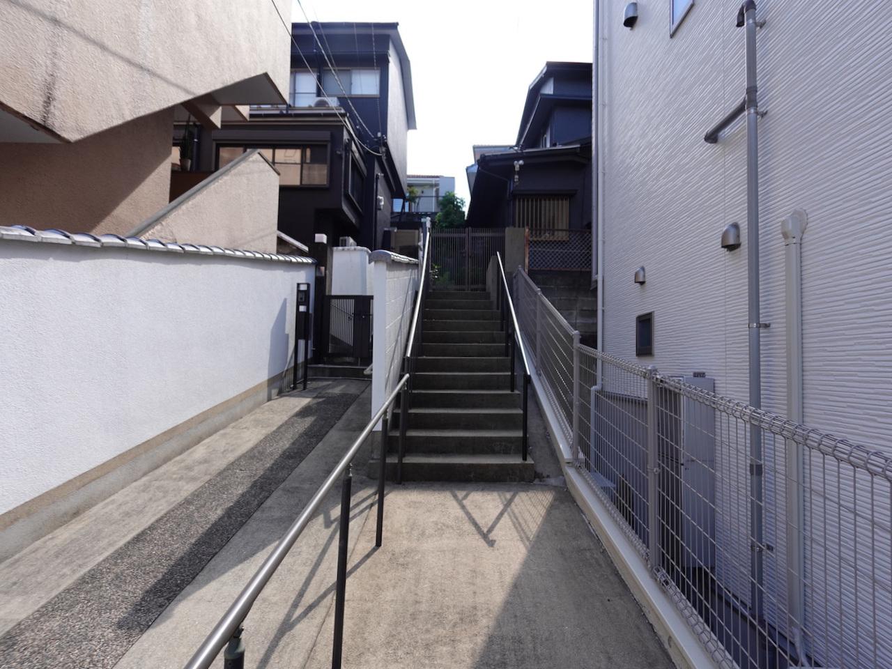 福岡市中央区桜坂の賃貸物件/旗竿地の奥にある一軒家。玄関までは階段でのアプローチです。