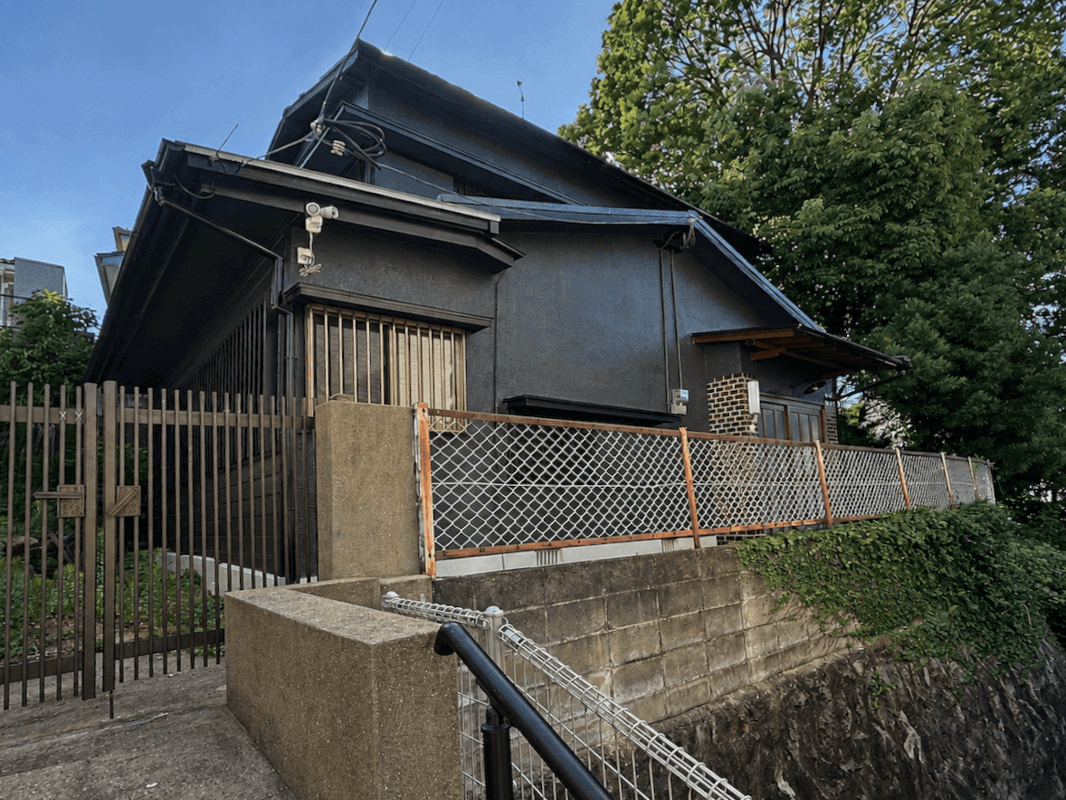 福岡市中央区桜坂の賃貸物件/外観は屋根や外壁など、修繕されているんだとか。