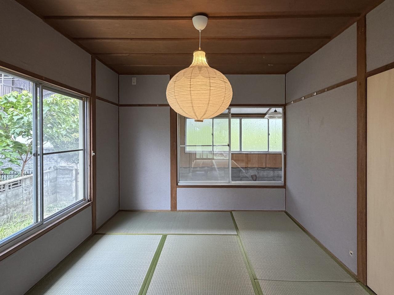 久留米市大橋町常持の売買物件/キッチン横の和室。奥の窓の外は倉庫になります。