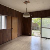 久留米市大橋町常持の売買物件/洋室。窓の奥に見えるのは、もみじ。