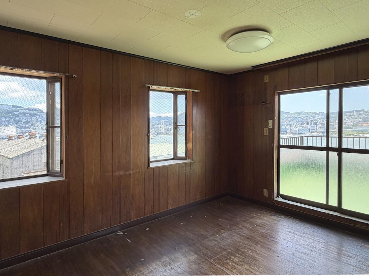長崎県長崎市大鳥町の売買物件/2階洋室。こちらのお部屋からバルコニー出入り可能。