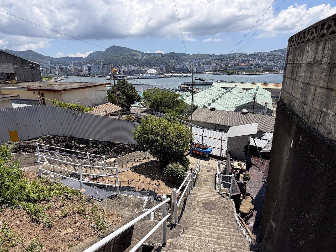 長崎県長崎市大鳥町の売買物件/玄関前の階段。