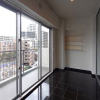 福岡市中央区大濠の賃貸物件/室内と外をゆるやかにつなぐ、珍しいインナーバルコニー。天候を気にせず使いやすい、贅沢なスペースです。
