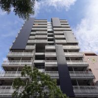 福岡市西区姪浜駅南の賃貸物件/バルコニーの格子が特徴的な建物です。