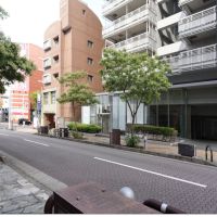 福岡市西区姪浜駅南の賃貸物件/マンションを出てすぐ、大通りの先に駅があります。