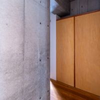 福岡市早良区 西新の賃貸物件/この奥が玄関。コンクリートと木、やっぱり相性いいなあ。