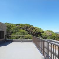 福岡県北九州市八幡西区瀬板の売買物件/ルーフバルコニーの向こうには、こんもりとした緑。空も大きい。