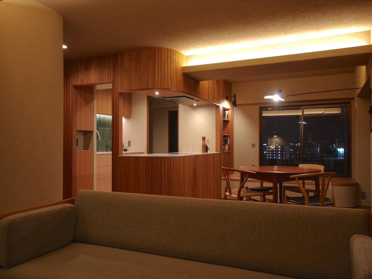 福岡県北九州市八幡西区瀬板の売買物件/同じLDKも、夜はこんな表情に。左官の壁と天井に、やわらかな陰影が出ています